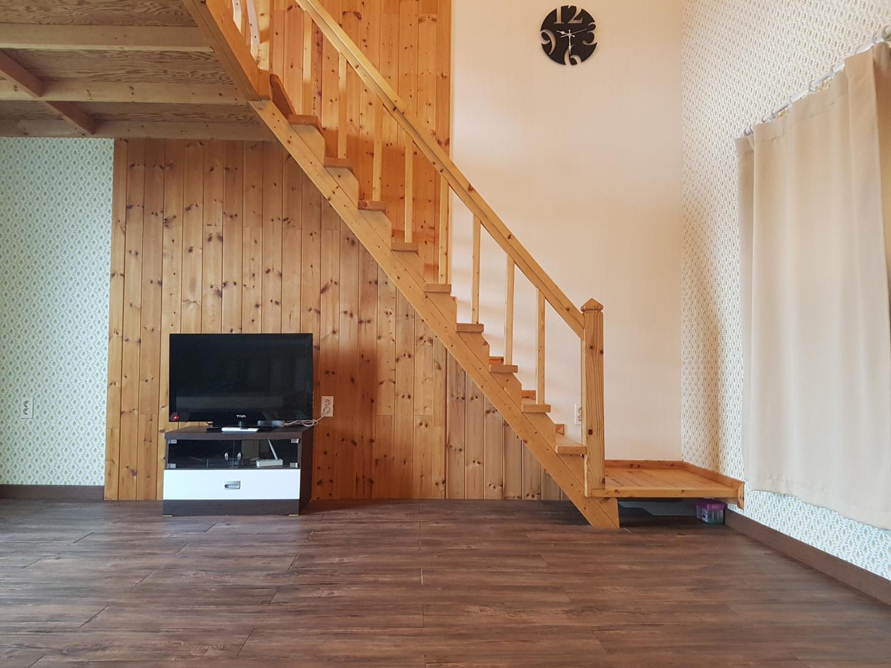 TV LCD, stasiun docking MP3, dan lantai berpemanas