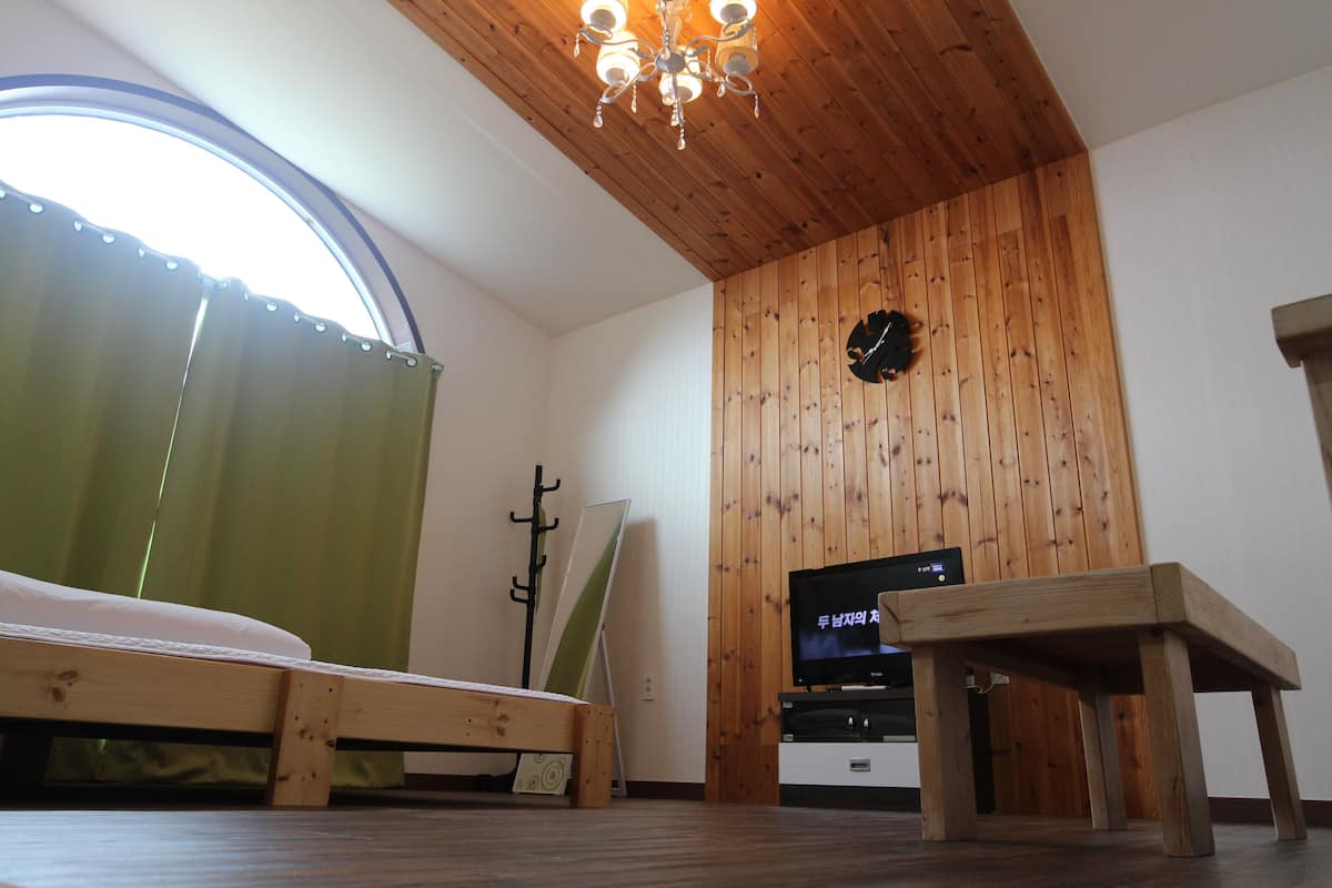 Basic Double or Twin Room | 1 bedroom, premium bedding, laptop workspace, blackout curtains