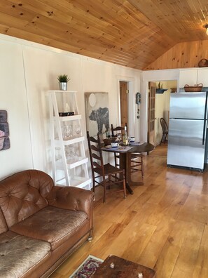 Interior - Lake Breeze Sweet for Two (Kawartha Lakes)