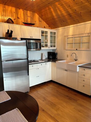 Réfrigérateur, four à micro-ondes, surface de cuisson, cafetière-théière