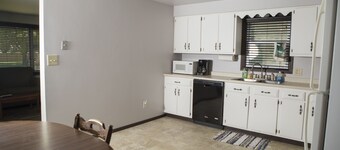 5 minute walk to Lambeau field 