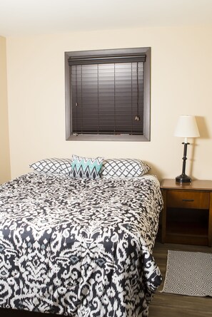 3 bedrooms, desk, free WiFi, bed sheets - 5 minute walk to Lambeau field (Green Bay)