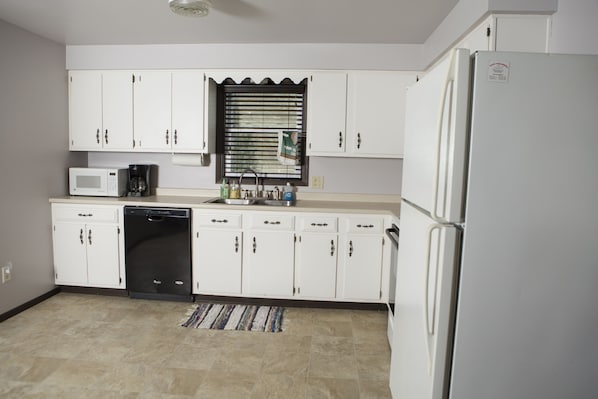 Fridge, microwave, oven, stovetop - 5 minute walk to Lambeau field (Green Bay)