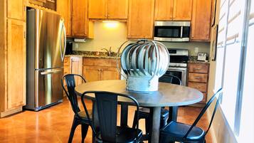 Réfrigérateur, four à micro-ondes, un four, surface de cuisson