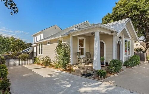 Aermotor Loft -100yds to Main Street! Sleeps 4, HOT TUB