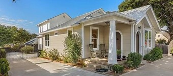 Aermotor Loft -100yds to Main Street! Sleeps 4, HOT TUB