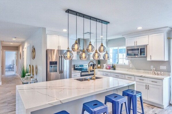 Refrigerador, microondas, horno y parrilla de estufa 