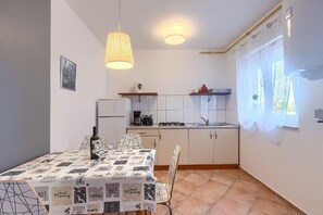 Refrigerador, placa de cocina, tostadora, silla alta para bebés