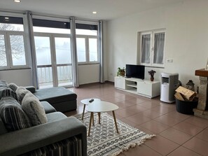 TV, fireplace