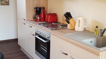 Kühlschrank, Ofen, Herdplatte, Wasserkocher mit Kaffee-/Teezubehör