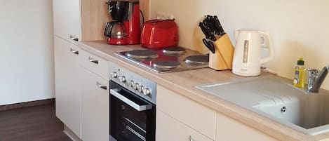 Fridge, oven, stovetop, coffee/tea maker