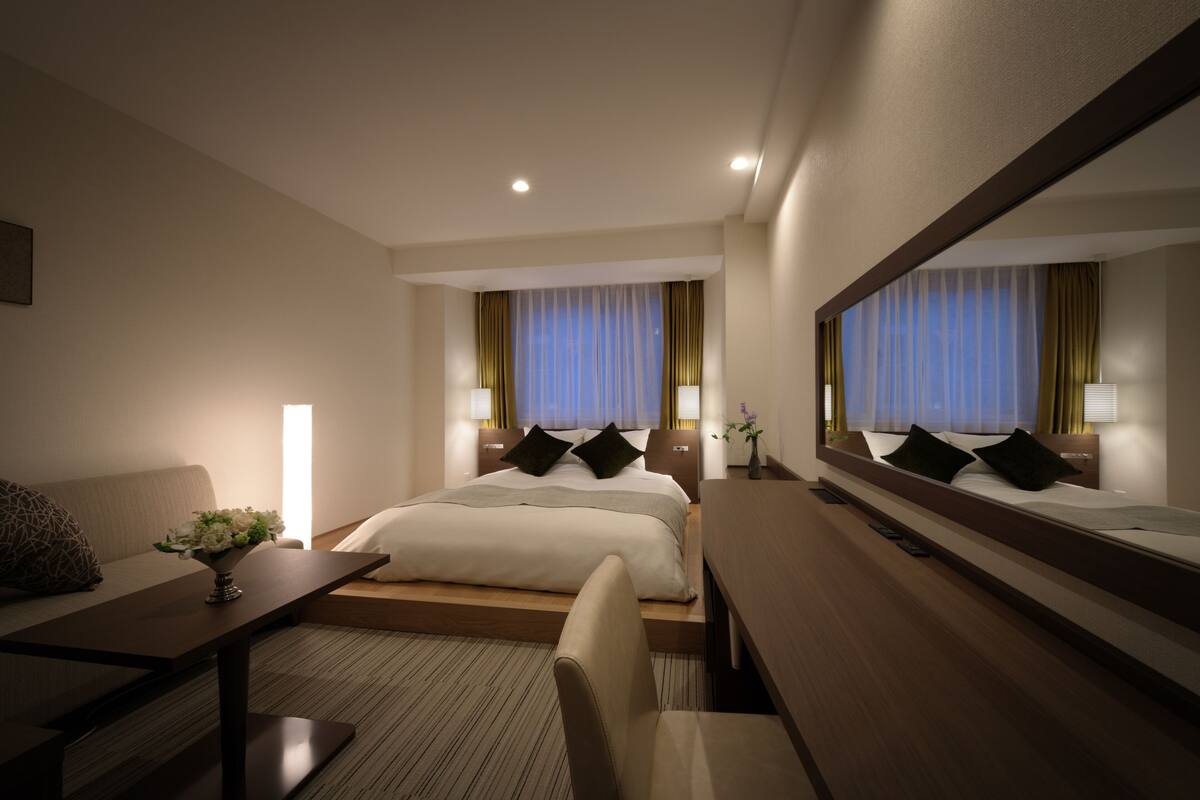 in-room safe, desk, free wifi, bed sheets