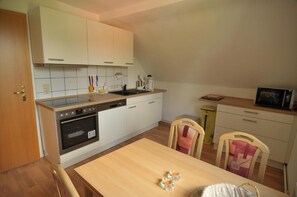 Kühlschrank, Mikrowelle, Herdplatte, Geschirrspüler