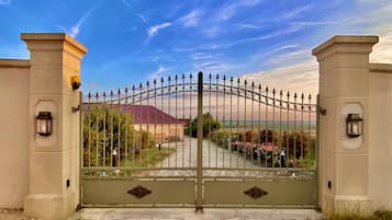 House, Ensuite | Property entrance
