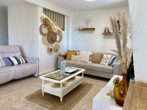 House, Ensuite | Lounge