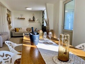 House, Ensuite | Dining