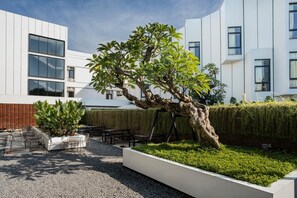 Outdoor dining - Jw Naungan Coliving (Surakarta)