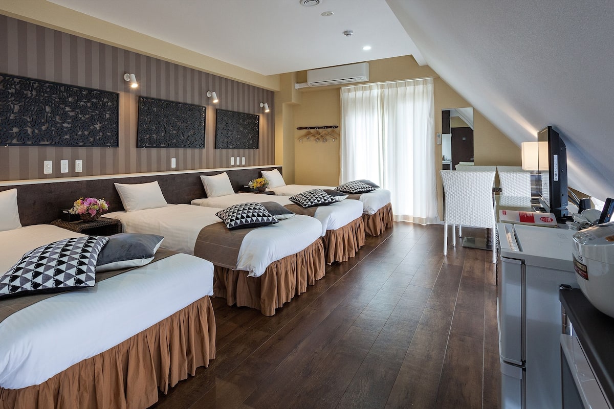 Muebles diferentes, escritorio, wifi gratis y ropa de cama