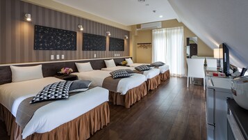 Habitación cuádruple | Mobiliario individual, escritorio, wifi gratis y ropa de cama