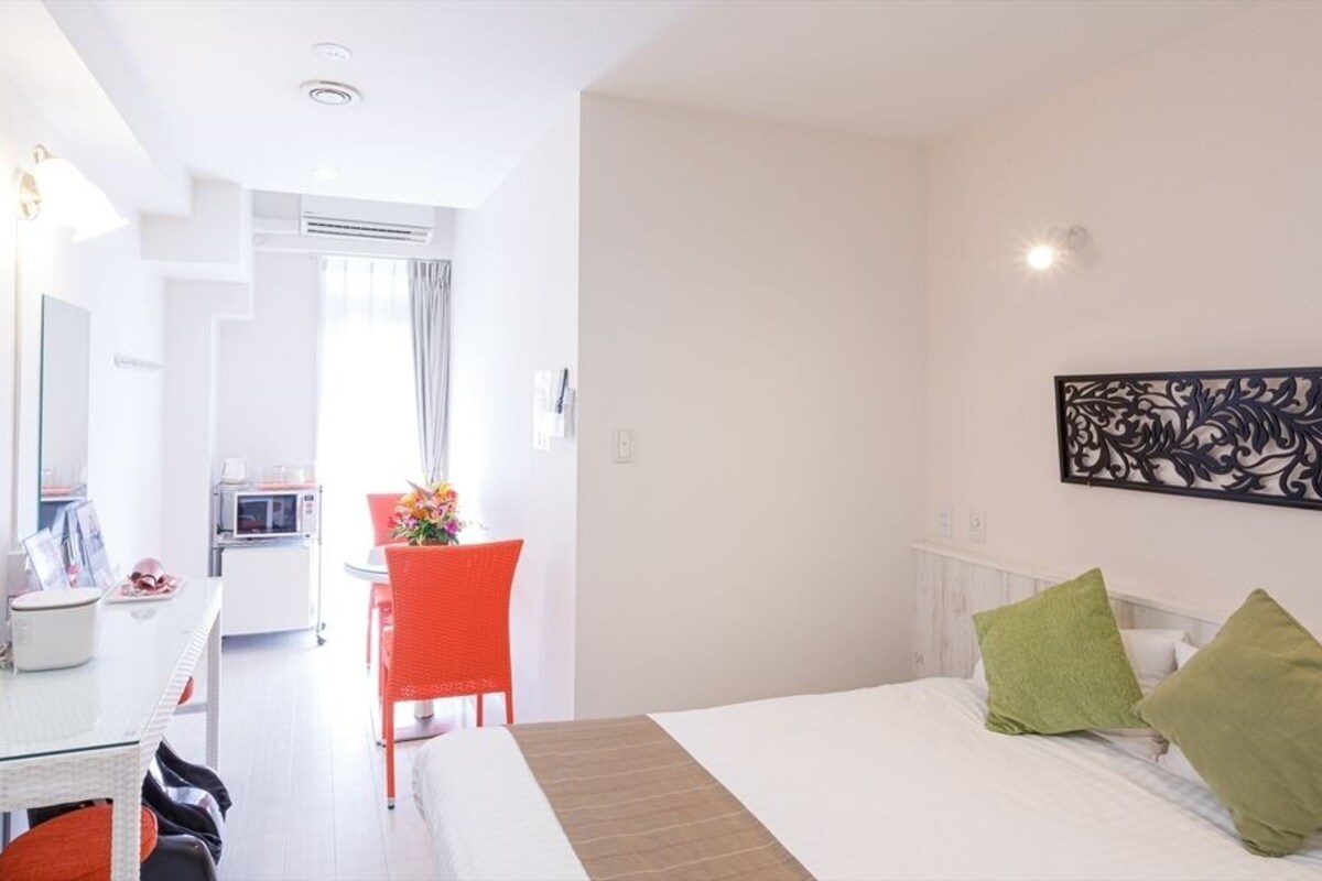 Bureau, Wi-Fi gratuit, ameublement personnalisé, draps fournis
