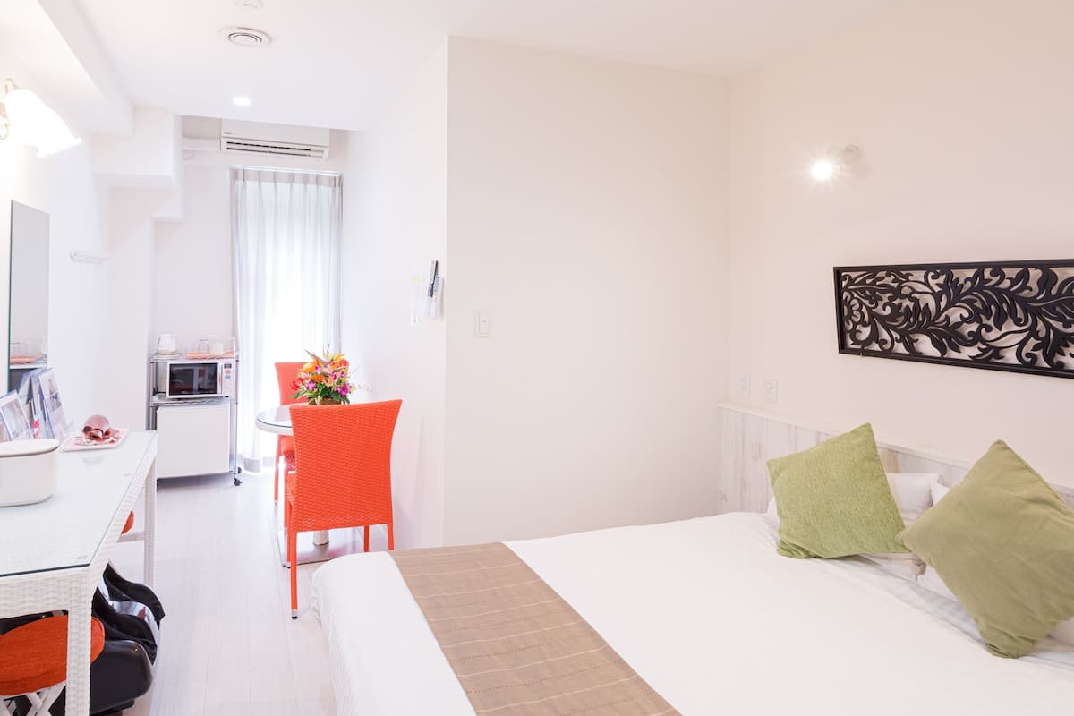 Muebles diferentes, escritorio, wifi gratis y ropa de cama