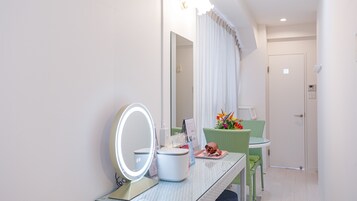 Habitación Confort con 2 camas individuales | Mobiliario individual, escritorio, wifi gratis y ropa de cama