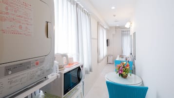 Muebles diferentes, escritorio, wifi gratis y ropa de cama