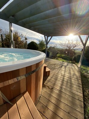 Comfort House, Accessible, Ensuite | Outdoor spa tub