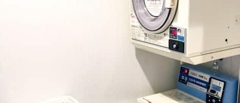 Una lavadora de carga frontal con panel de control y cesta.