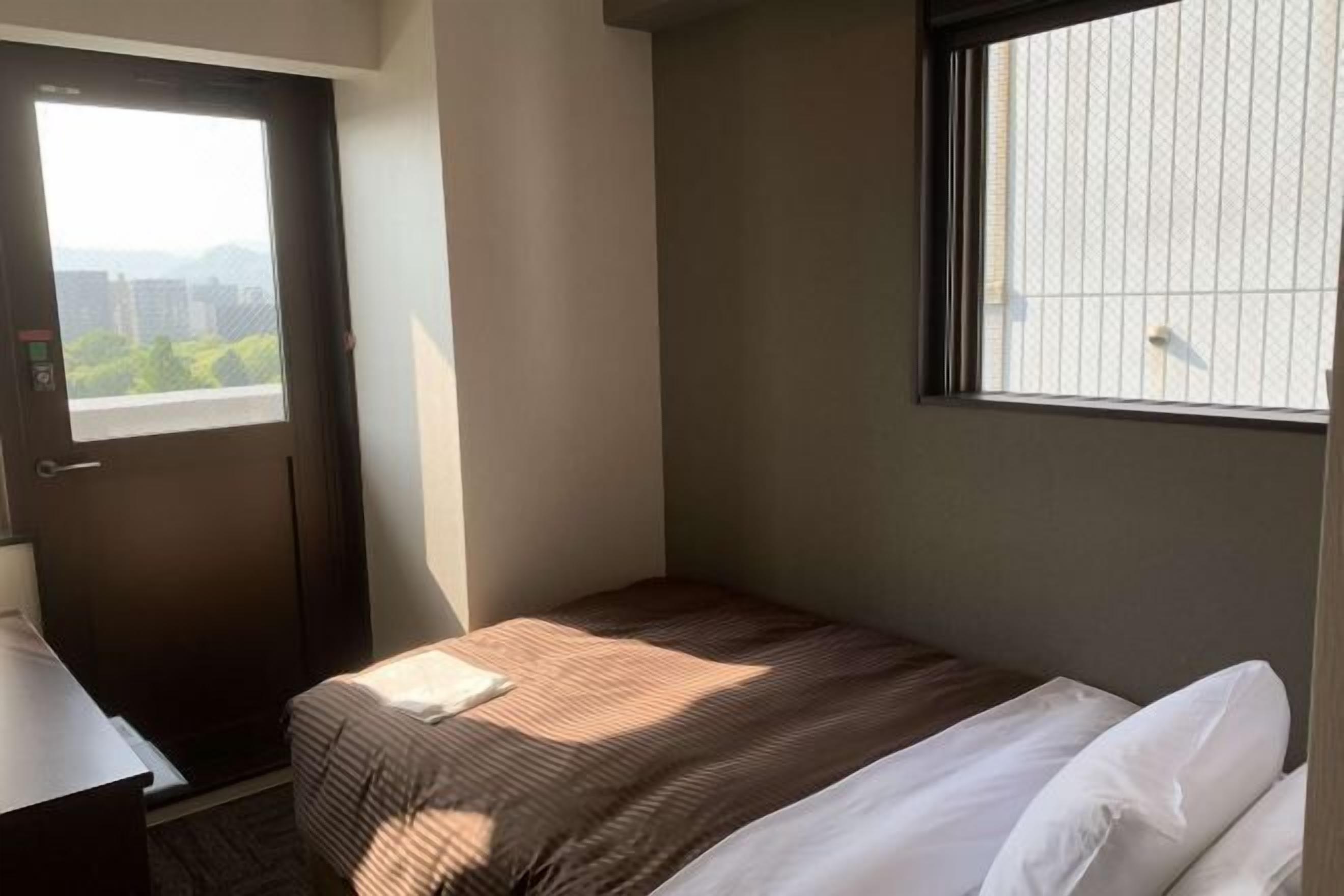 Escritorio, wifi gratis, ropa de cama