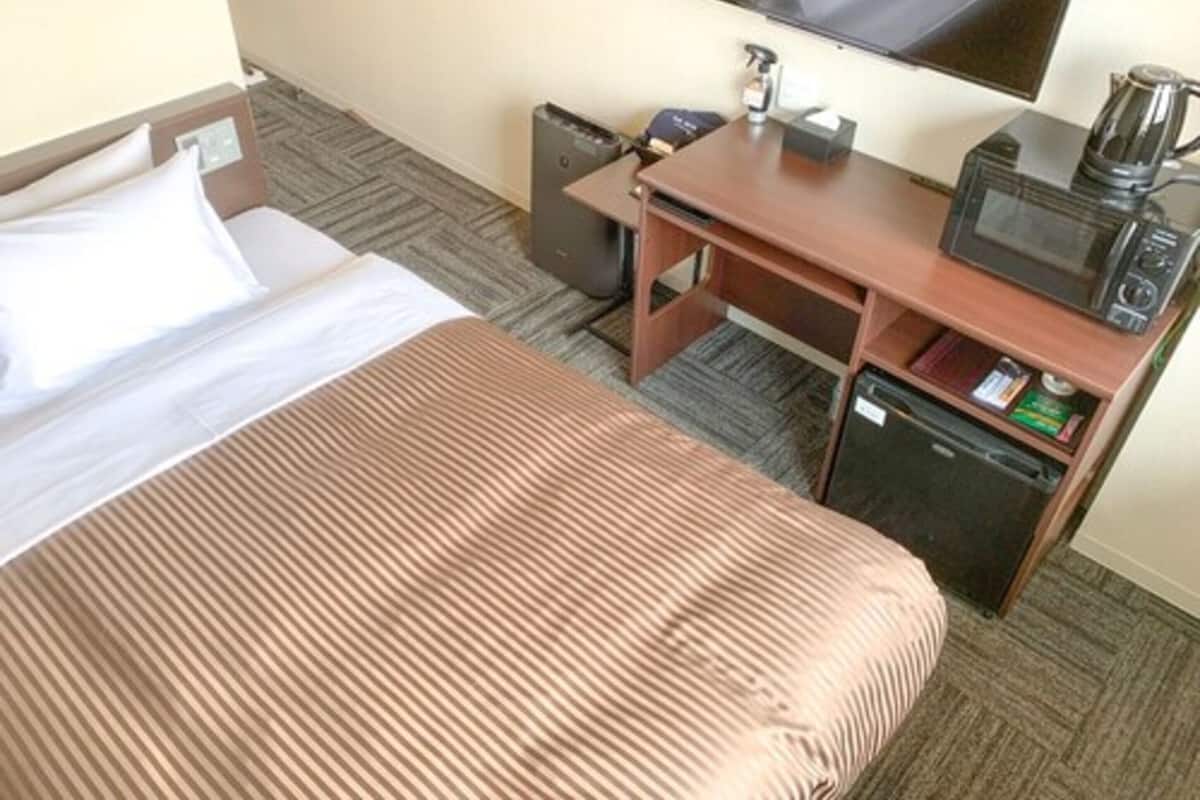 Een bureau, gratis wifi, beddengoed