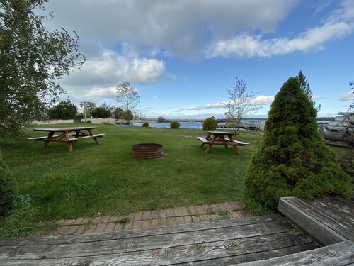 (White House Cabin) Serene Lakefront 4 Bedroom Cottage - Pets OK