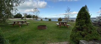 (White House Cabin) Serene Lakefront 4 Bedroom Cottage - Pets OK