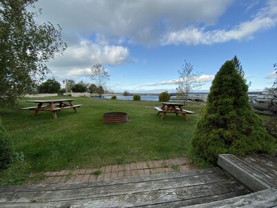 (White House Cabin) Serene Lakefront 4 Bedroom Cottage - Pets OK