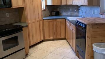 雪櫃、微波爐、焗爐、爐具