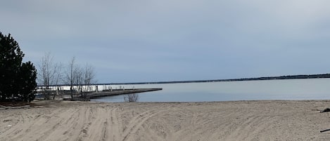 Sulla spiaggia, lettini da mare