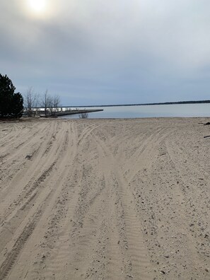 En la playa y camastros