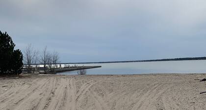 (White House Cabin) Serene Lakefront 4 Bedroom Cottage - Pets OK