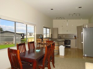 Réfrigérateur, four à micro-ondes, un four, lave-vaisselle