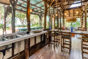 Een koelkast, een kookplaat, een koffiezetapparaat/waterkoker