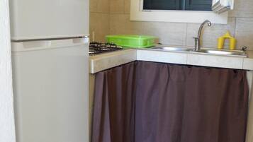 Réfrigérateur, plaque de cuisson, tables à manger