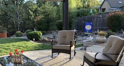 Quaintly King Hideaway Close to Bethel Private Room only in House