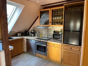 Fridge, microwave, stovetop, dishwasher