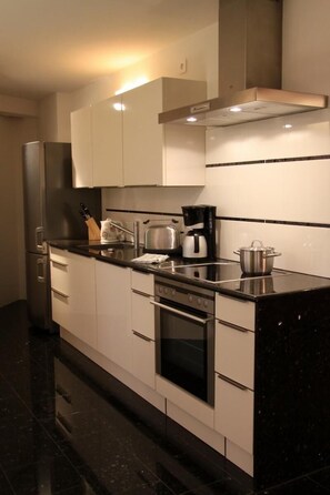 雪櫃、微波爐、焗爐、爐具