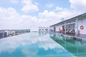 Outdoor pool - Suria Jelutong Cozy Studio by BeeStay (Shah Alam)