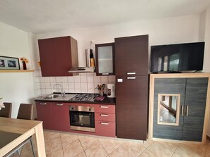 Kühlschrank, Ofen, Herdplatte, Wasserkocher mit Kaffee-/Teezubehör