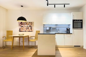 Køleskab, ovn, opvaskemaskine, kaffe-/temaskine