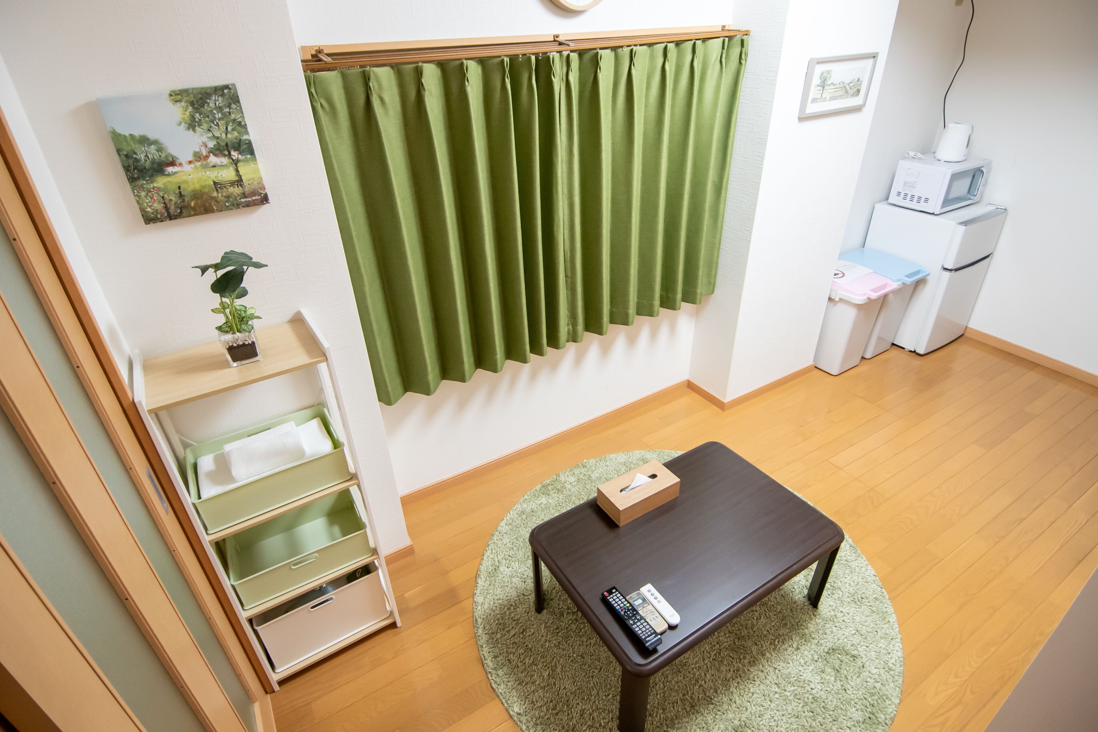 ベーシック アパートメント (403) | リビングルーム | 薄型テレビ