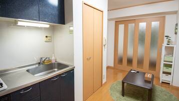 Basic Apartment (403) | Private kitchen | Fridge, microwave, stovetop, coffee/tea maker