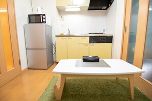 Refrigerador, microondas, placa de cocina, cafetera/tetera